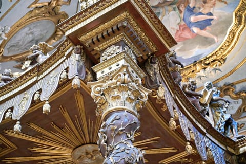 Dettaglio colonna del baldacchino