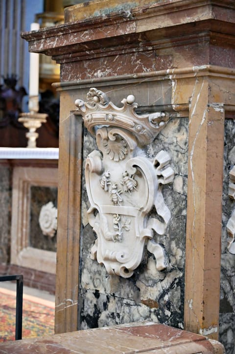 Dettaglio scudo del baldacchino