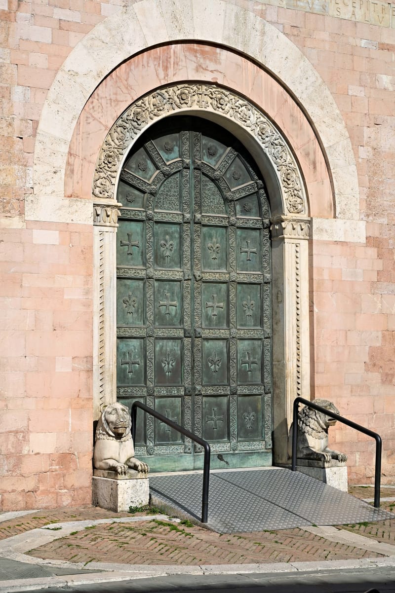 Portone di bronzo della facciata maggiore